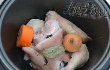 धीमी कुकर में जेली वाला मांस: चरण-दर-चरण फोटो नुस्खा